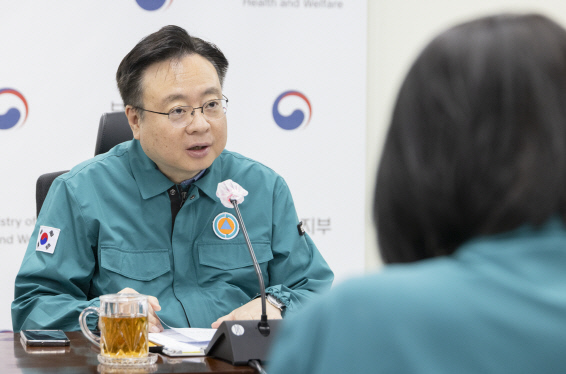 조규홍 보건복지부 장관이 21일 의사 집단행동 중앙사고수습본부 제36차 회의를 주재하고 있다. <보건복지부 제공>